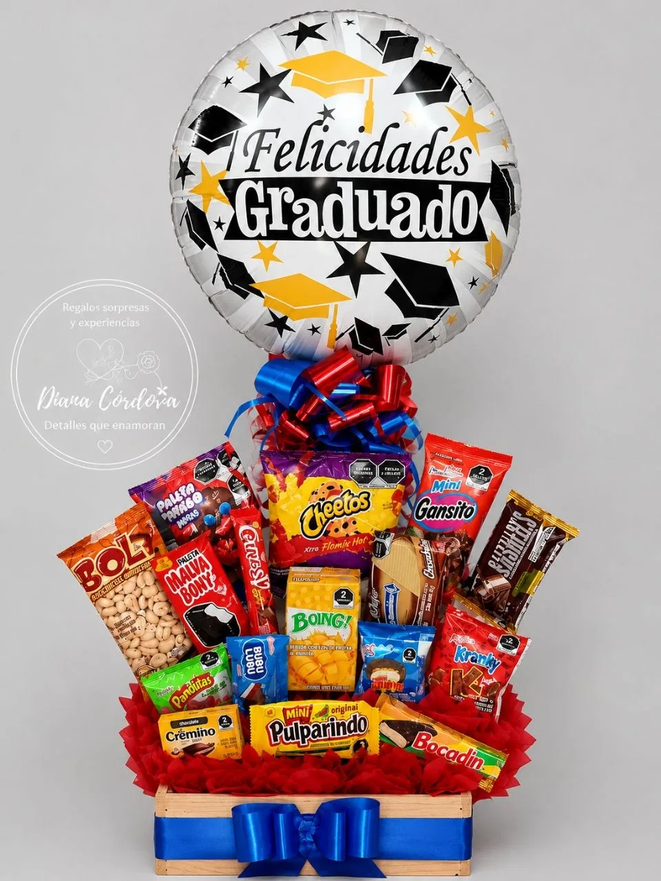 Arreglo de dulces y botanas con globo Felicidades Graduado en caja de madera — regalos de graduación en Comalcalco, Tabasco