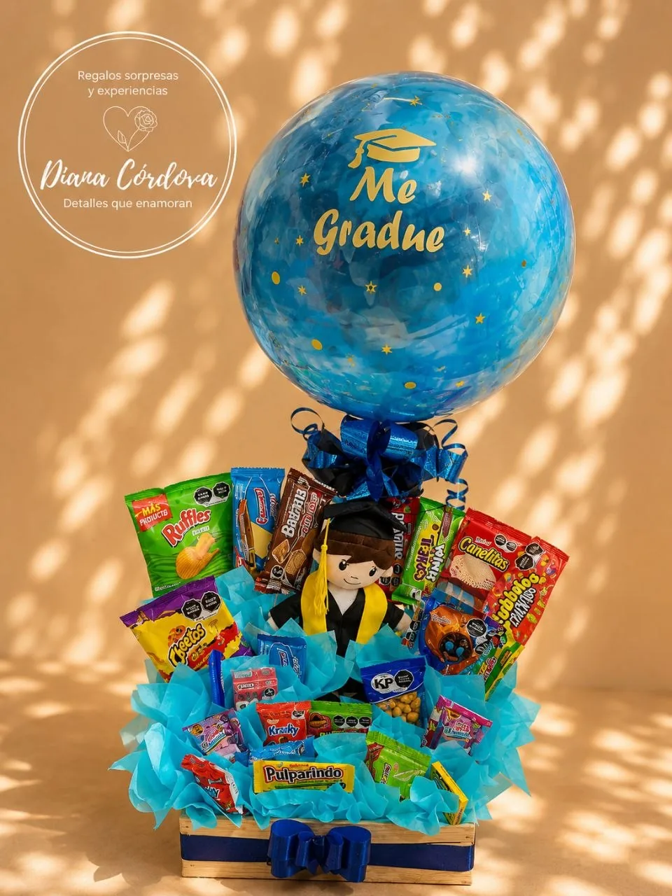 Arreglo de dulces con globo azul Me Gradué — regalo de graduación en Comalcalco, Tabasco