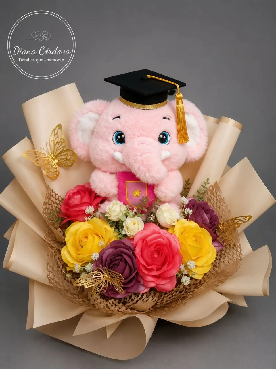 Ramo de flores con elefante de peluche rosa y birrete — regalo de graduación Diana Córdova