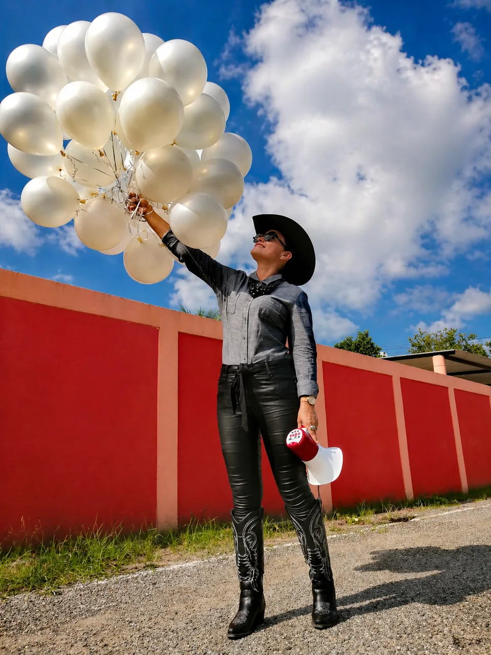 Diana Córdova con globos blancos personalizados — Novedades Diana Comalcalco